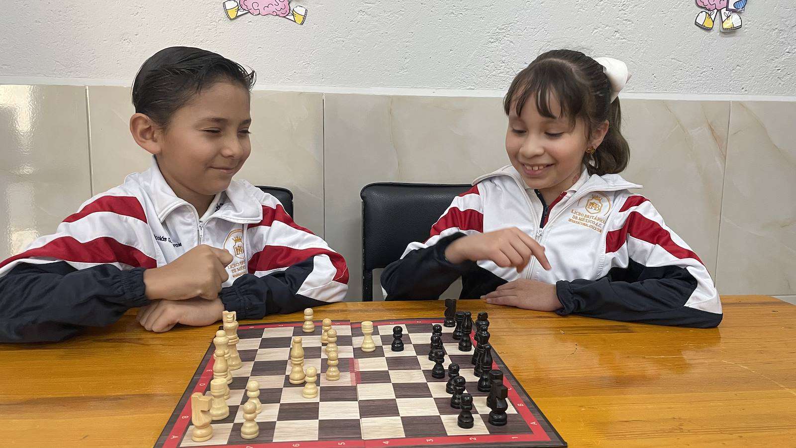 Alumnos del Liceo Británico jugando ajedrez