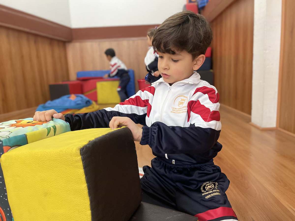 Alumno del Liceo Británico aprendiendo mediante el juego